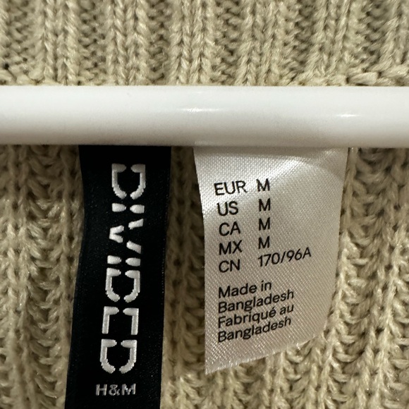 🥰NWT H&M Divided Cropped Oversized Sweater Vest with white trim. - Picture 2 of 7